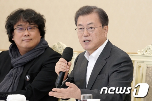 문재인 대통령이 20일 청와대 본관에서 아카데미에서 최우수작품상 등 4관왕을 차지한 영화 ‘기생충' 봉준호 감독을 비롯한 제작진 및 출연진을 격려하고 있다.문 대통령은 이 자리에서 "(영화 기생충의) 그 자랑스러움이 신종 코로나바이러스 감염증(코로나19) 사태로 인해 어려움을 겪는 우리 국민에게 큰 자부심이 됐고, 아주 많은 용기를 줬다"며 "그 점 특별히 감사드린다"고 밝혔다. /사진=뉴스(청와대 제공)