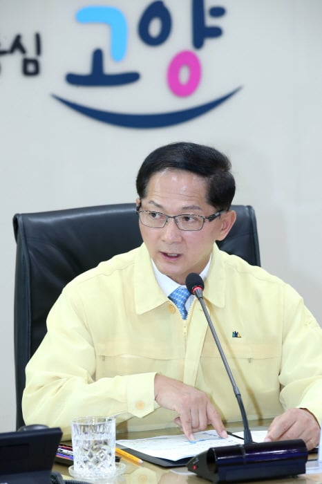 고양시는 21일 이마트트레이더스에 근무하던 의심환자가 2차 검사결과 최종 확진자로 판정받음에 따라 확진자 A씨가 근무했던 킨텍스 이마트점이 3일간 전면 휴업에 들어갔다. / 사진제공=고양시