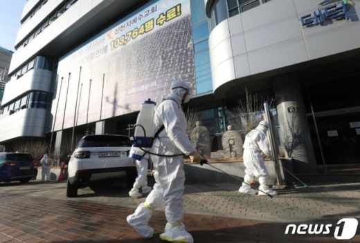 국내 코로나19 확진자 수가 최근 며칠 새 급증한 가운데 신천지예수교회를 강제로 해체해야 한다는 주장이 나온다. /사진=뉴스1