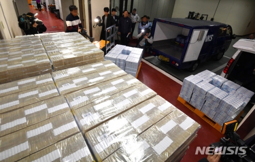 한국은행이 화폐를 통한 신종 코로나바이러스 감염증(코로나19) 확산 방지를 위해 각 지역본부에 금융기관 수납 화폐는 최소 2주간 금고에서 보관하라는 지침을 내렸다. /사진=뉴시스