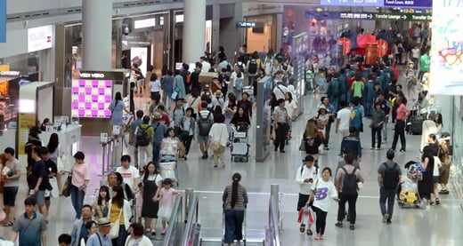 인천국제공항 제1여객터미널(T1)에 이용객들이 몰린 모습. /사진=뉴스1 DB
