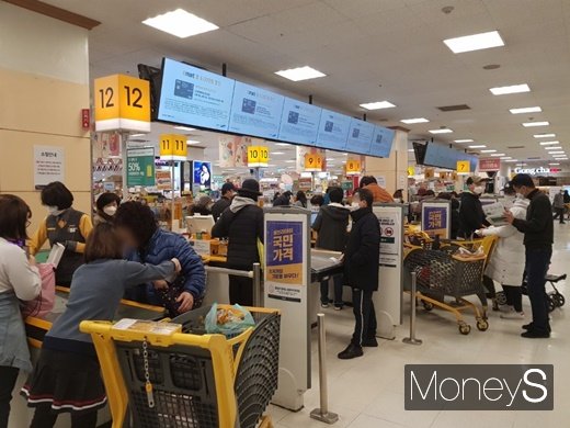 지난 22일 서울의 한 대형마트에 시민들이 장을 보고 있다. /사진=머니S