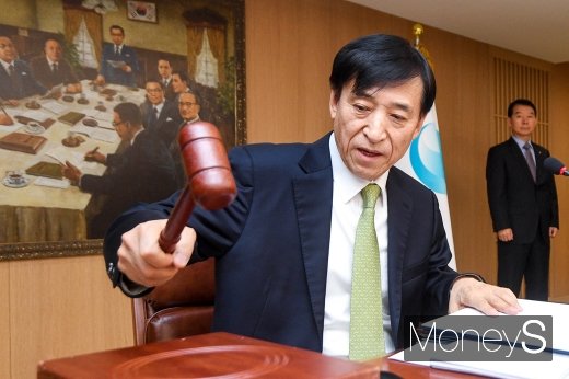 이주열 한국은행 총재가 1월17일 서울 중구 한국은행에서 열린 '통화정책방향 금융통화위원회'에 참석해 의사봉을 두드리고 있다./사진=임한별 기자