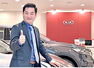 기아자동차가 2019 전국 판매 우수자 10명을 공개했다. 판매 1위에는 망우지점 정승주 부장이 이름을 올렸다./사진=기아차 