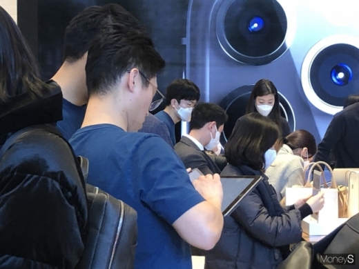 마스크를 착용하지 않은 채 이야기를 나누는 애플 직원. /사진=박흥순 기자