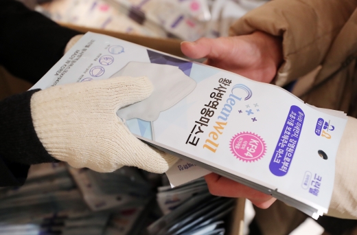 보건용 마스크를 재사용 할 때 헤어드라이기나 전자레인지로 열을 가하면 안된다는 지적이 나왔다./사진=머니투데이