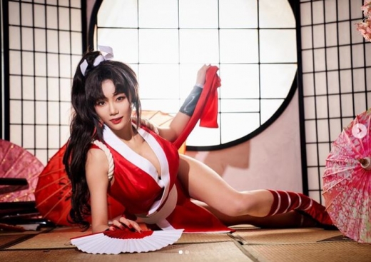 스트리머 빛베리가 도발적인 게임 캐릭터로 변신했다.  /사진=빛베리 인스타그램