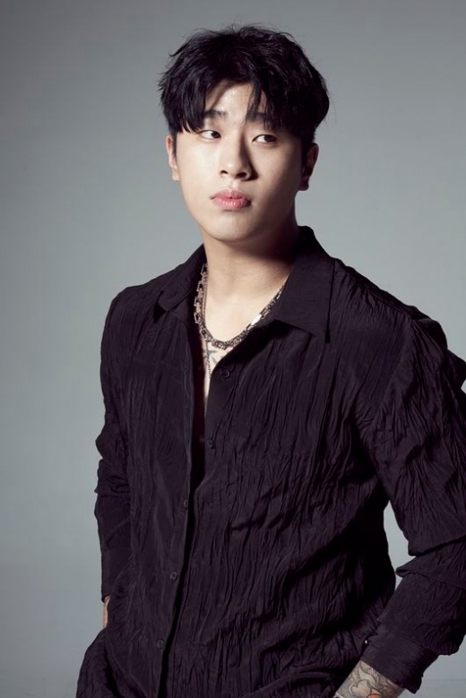 싱어송라이터 오반이 방탄소년단을 제치고 음원차트 1위에 오르면서 사재기 의혹에 휩싸였다. /사진=로맨틱팩토리