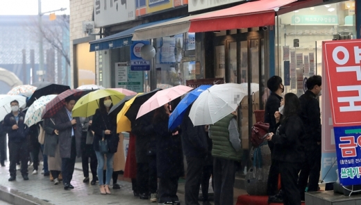 마스크 5부제 시행 이틀째인 10일 서울 강남구 테헤란로의 한 약국 앞에 시민들이 마스크를 사기 위해 줄을 서고 있다. /사진=뉴스1