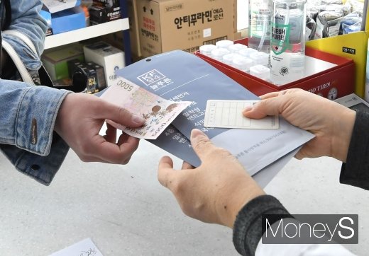 서울 종로구 한 약국에서 시민들이 공적마스크를 구매하고 있다. /사진=장동규 기자