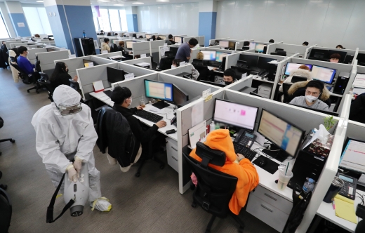 콜센터 집단감염 사례가 발생하면서 홈쇼핑업계가 비상이다. 사진은 지난 11일 오후 대전 서구에 위치한 유통기업 콜센터에서 서구청 방역관계자들이 방역을 하는 모습. /사진=뉴스1