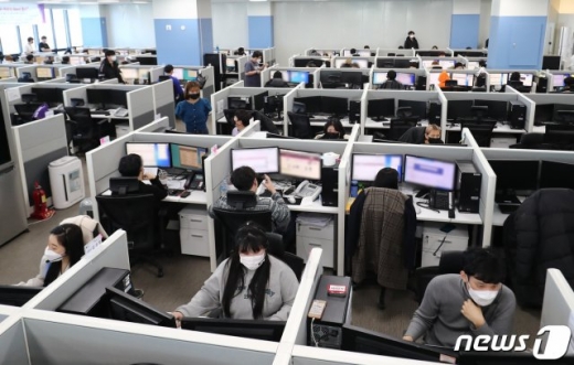 정부가 코로나19 확산을 막기 위해 집단 감염 위험이 있는 콜센터를 포함해 재택근무를 도입하는 중소·중견기업에게 최대 2000만원을 지원하기로 했다./사진=뉴스1DB