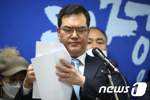 ‘세습 공천’ 논란에 예비후보 등록을 취소한 문희상 국회의장의 아들 문석균 전 더불어민주당 의정부갑 상임부위원장이 무소속 출마를 선언했다. /사진=뉴스1