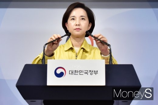 유은혜 사회부총리 겸 교육부 장관은 17일 오후 2시 정부서울청사에서 브리핑을 열고 "전국 초·중·고등학교 및 특수학교의 2020학년도 신학기 개학일을 4월 6일로 추가 연기한다"고 발표했다. /사진=임한별 기자