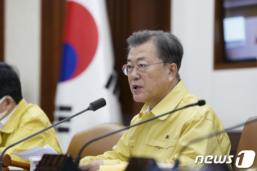 문재인 대통령이 코로나19 사태에 민방위복을 입었다. /사진=뉴스1