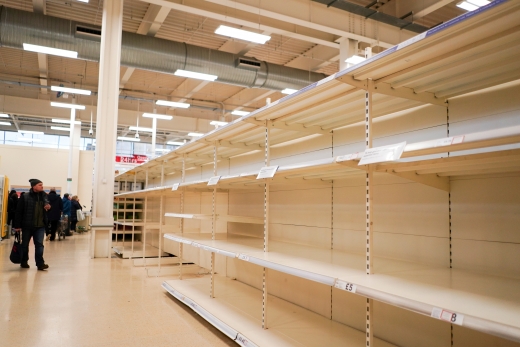 지난 15일(현지시각) 영국 런던의 한 슈퍼마켓 내 화장지 매대가 텅 비어있다. /사진=로이터