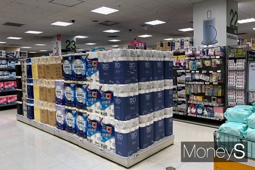 지난 20일 서울의 한 대형마트 위생용품 코너에 휴지가 가득 쌓여있다. /사진=김경은 기자