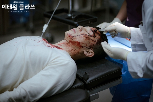 박새로이가 교통사고로 의식불명의 상태였다가 깨어났다. /사진='이태원클라쓰' 공식 홈페이지