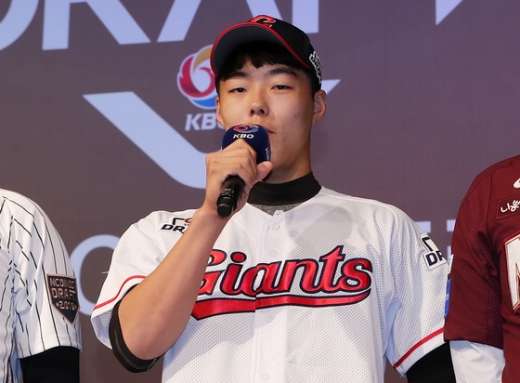 롯데 자이언츠 외야수 고승민이 사생활 논란에 휩싸였다. /사진=뉴스1