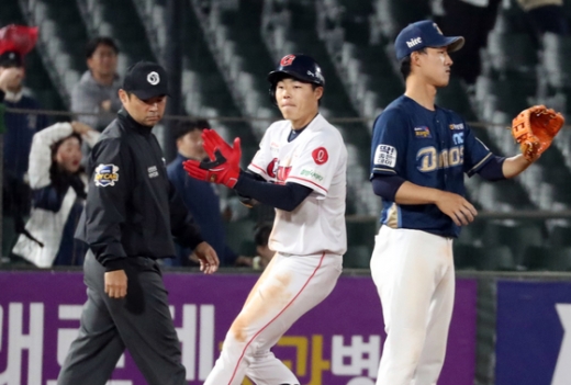 롯데 자이언츠 외야수 고승민(왼쪽 두번째)이 사생활 논란에 휩싸였다. /사진=뉴스1