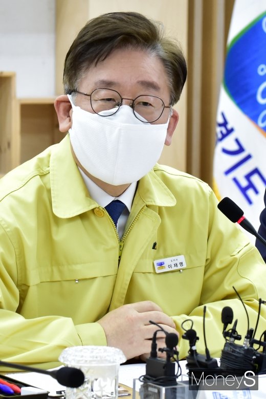 장덕천 부천시장이 이재명 경기도지사의 재난기본소득 지급 정책에 대해 "소상공인에 400만원씩 주는 게 더 낫다"고 반박했다. 사진은 이재명 경기도지사. /사진=임한별 기자 