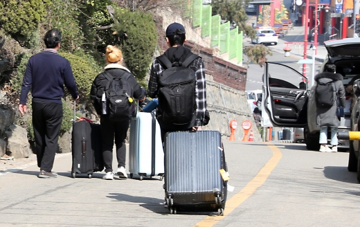 정부는 신종 코로나바이러스 감염증(코로나19) 무증상자에 대한 호텔 격리비용을 지원한다는 소문은 사실이 아니라고 밝혔다. 사진은 지난 24일 오전 유럽 입국자 임시생활시설인 인천시 중구 올림포스호텔에서 진단검사를 받고 음성으로 나온 사람들이 집으로 귀가하고 있는 모습. /사진=뉴시스 이종철 기자