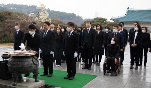 우희종, 최배근 더불어시민당 공동대표를 비롯한 제21대 총선 비례대표 후보자들이 국립서울현충원을 찾아 참배하고 있다. /사진=뉴스1