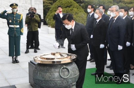 황교안 미래통합당 대표와 김종인 총괄선대위원장을 비롯한 공동선대위원장 등이 국립서울현충원에서 현충탑 참배를 하고 있다. /사진=장동규 기자