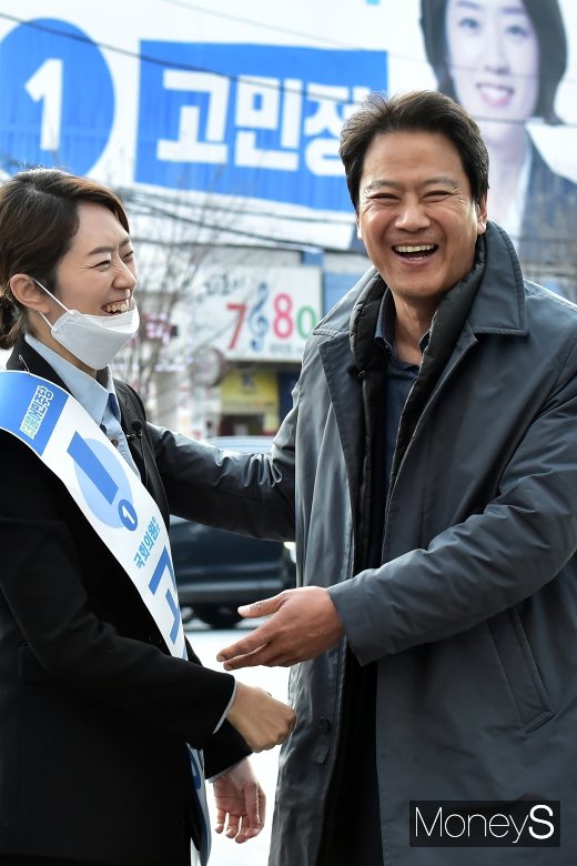 [머니S포토] 광진을 지원사격 임종석, 웃음꽃 핀 고민정