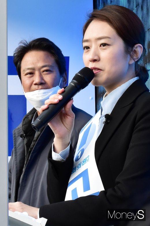 [머니S포토] 고민정, 임종석 지원 힘입어 선거 유세