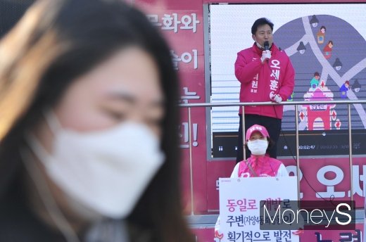 [머니S포토] 오세훈 광진을 후보, 출근길 인사