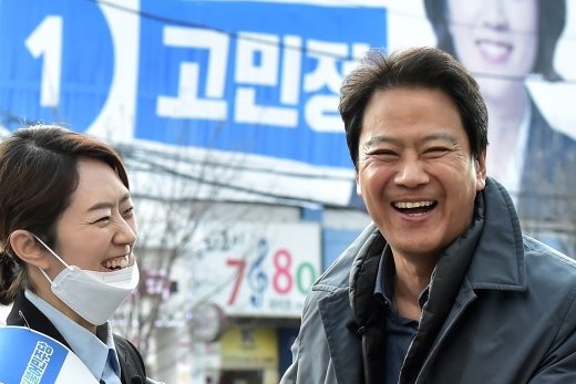 제21대 총선의 공식 선거운동이 개시된 2일 서울 광진구을에 출마한 고민정 더불어민주당 후보가 광진구 자양사거리에서 출근길 인사에 앞서 지원유세에 참여한 임종석 전 청와대 비서실장과 인사를 하고 있다. /사진=임한별 기자