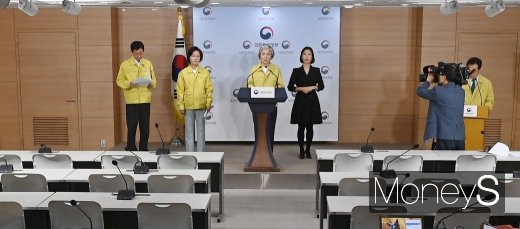 [머니S포토] 강경화 외교 장관, 법무·행안부와 함께 선거 관련 대국민 담화 발표