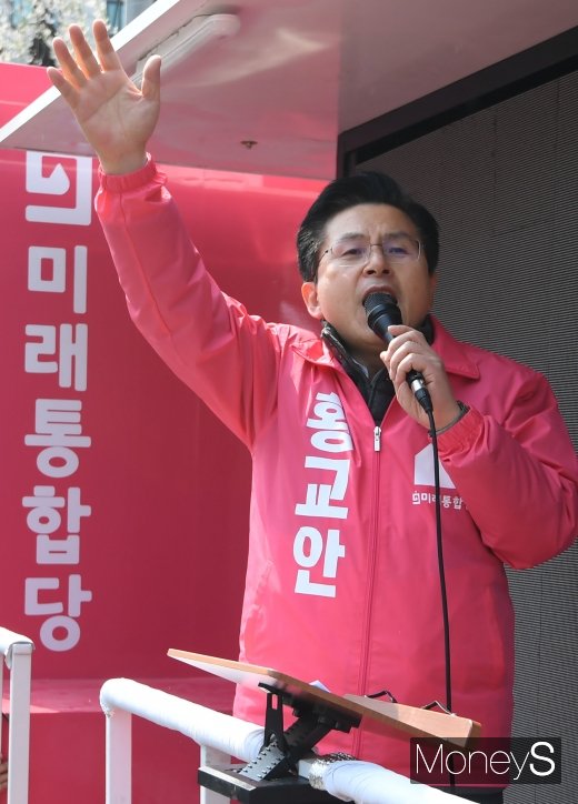 [머니S포토] 유세차 올라 지지 호소하는 황교안 대표