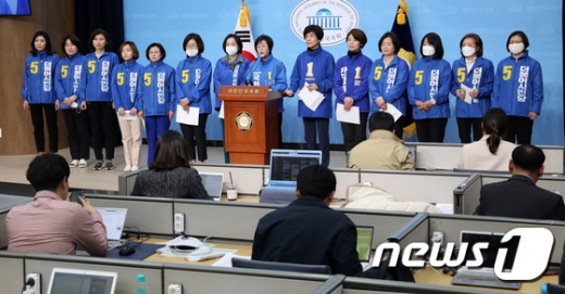 더불어민주당과 더불어시민당 4·15 총선 여성 후보들이 황교안 미래통합당 대표의 n번방 발언을 규탄하는 공동성명을 발표하고 사퇴를 촉구했다. /사진=뉴스1