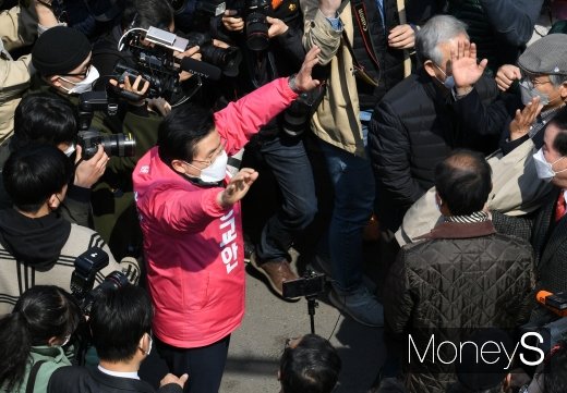 [머니S포토] 황교안 대표, 첫 거리유세