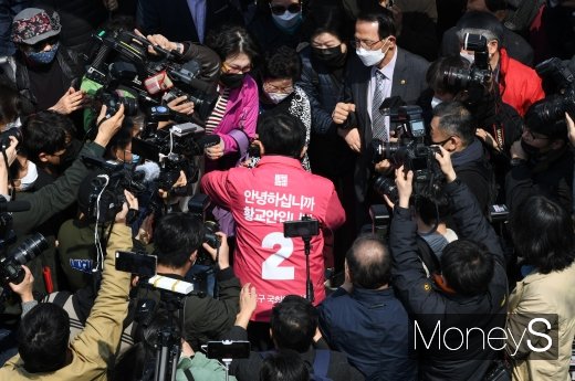 [머니S포토] 황교안 '종로 거리유세 출발'