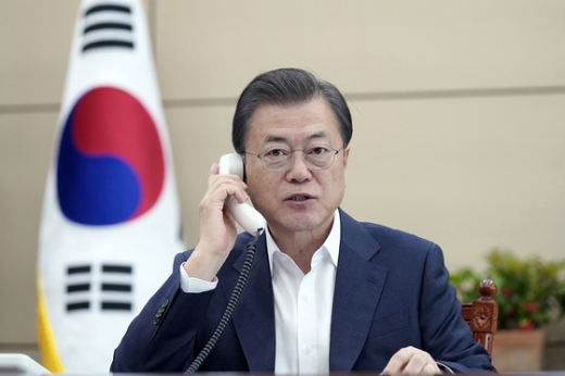문재인 대통령이 지난달 31일 오후 청와대 여민관 소회의실에서 보이코 보리소프 불가리아 총리와 통화하고 있다. /사진=뉴스1(청와대 제공)