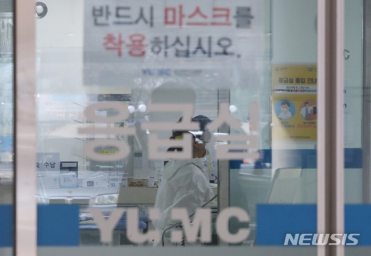 신종 코로나바이러스 감염증(코로나19)에 감염된 50대 대구 개인의원 내과의사가 숨졌다는 보도가 나온 가운데 의사는 사망하지 않은 것으로 확인됐다. /사진=뉴시스  