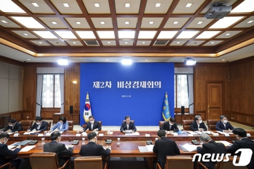 정부는 지난달 30일 문재인 대통령 주재로 제3차 비상경제회의를 열어 ‘긴급재난지원금 도입 방안'을 확정했다. /사진=뉴스1