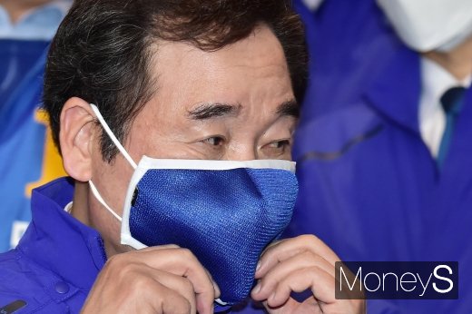 4.15 총선의 공식 선거운동이 개시된 2일 서울 여의도 국회 본관 로텐더홀 앞 계단에서 더불어민주당-더불어시민당의 21대 중앙선대위 합동 출정식이 진행된 가운데 이낙연 민주당 공동상임선대위원장이 마스크를 고쳐쓰고 있다. /사진=임한별 기자