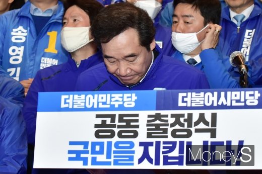 4.15 총선의 공식 선거운동이 개시된 2일 서울 여의도 국회 본관 로텐더홀 앞 계단에서 더불어민주당-더불어시민당의 21대 중앙선대위 합동 출정식이 진행된 가운데 이낙연 민주당 공동상임선대위원장이 총선 각오를 전한 후 국민 앞 고개숙여 인사하고 있다. /사진=임한별 기자