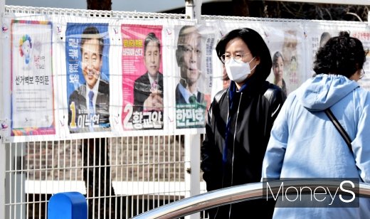제21대 총선이 13일 앞으로 다가온 2일 서울 종로구 동숭동 한 외벽에 이낙연, 황교안 후보 등 서울 종로지역에 출마한 후보들의 선거벽보가 붙어있다. /사진=임한별 기자