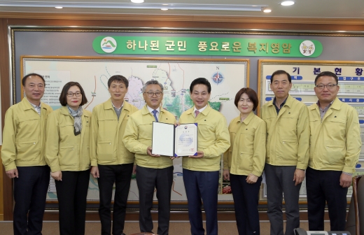 전남 영암군이 최근 행안부 기관표창을 받은 사진을 언론사에 제공한 가운데 정부가 강력한 사회적 두기 캠페인을 펼치고 있지만 전동평 군수 등 관계자들이 기본적인 마스크 착용마저 하지 않아 눈총을 받고 있다./사진=영암군