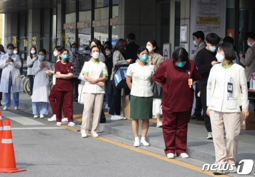 1일 오전 신종 코로나바이러스 감염증(코로나19) 집단 감염으로 폐쇄가 결정된 경기 의정부시 가톨릭대학교 의정부성모병원에서 병원 의료진이 코로나19 검진을 받기 위해 줄을 서 있다. /사진=뉴스1