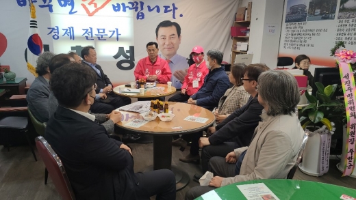 미래통합당 이창성 후보는 2일 오후 3시 부터 수원시 장안구 후보 캠프에서 수원지역 건축사회 회원들이 방문을 한 자리에서 북수원 지역 건축 관련 공약에 대한 설명회를 가졌다. / 사진제공=미래통합당 이창성 후보