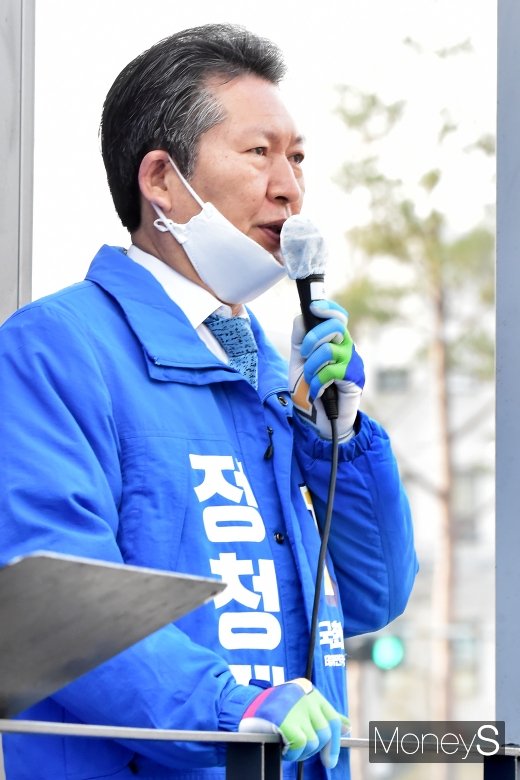 [머니S포토] 선거운동 이튿날, 오전 인사로 유세 시작한 정청래
