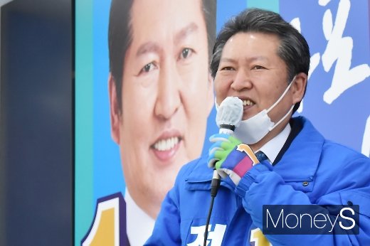 [머니S포토] 포근한 봄 날씨 마포구민 앞 미소짓는 정청래