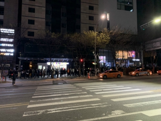 간밤 강남 유명 클럽 앞 손님들이 입장을 대기하고 있다./사진=인터넷커뮤니티 
