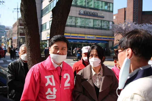 미래통합당 지상욱(서울 중성동을) 후보가 5일 아내 심은하씨와 함께 유세에 나섰다. /사진=지 후보 페이스북